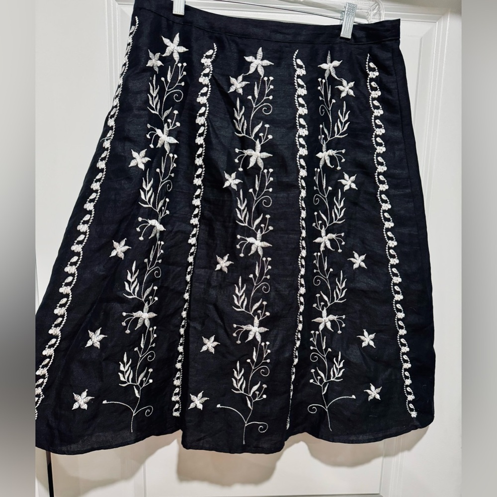 Lucy & Laurel Black Linen Skirt with‎ White Floral Embroidery